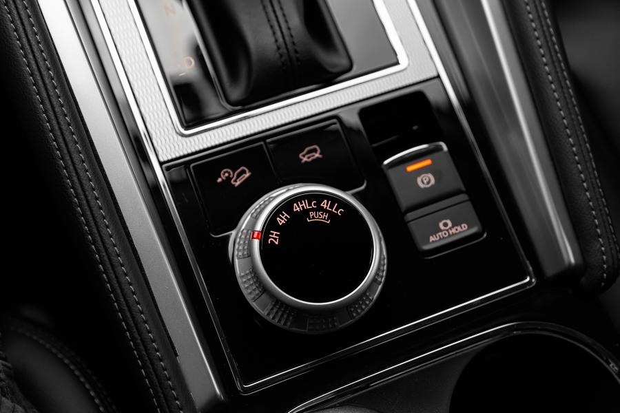 Детали интерьера Mitsubishi Pajero Sport HPE-S 2020 года  (LA) (фото 25 из 38)